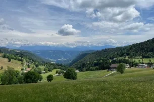 Aussicht auf Wiesen und Berge