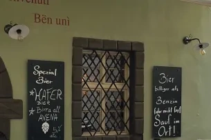 Tafeln mit Text an altem Haus