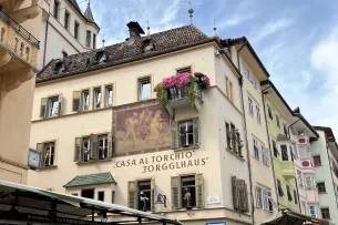 Schmuck an altem Haus
