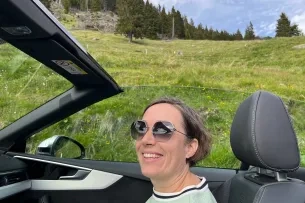 Frau im Auto