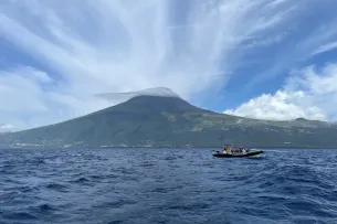 Vulkan Pico vom Wasser aus