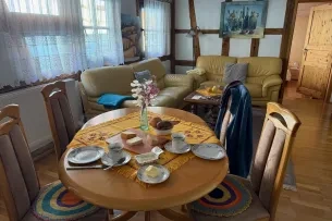 Gedeckter Tisch in einem Wohn-/Esszimmer