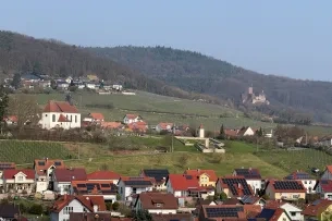 Blick auf ein Dorf, eine Kirche und eine Burg