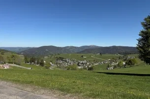 Blick über Hügel und Berge
