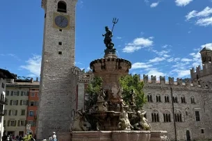 Brunnen vor Turm