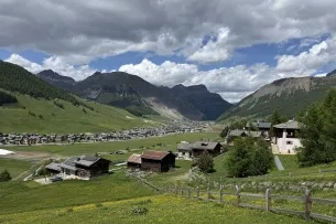 Blick auf einen Ort im Tal