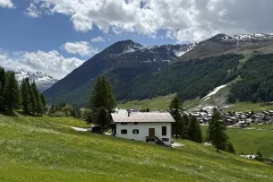 Blick auf ein Haus und Berge