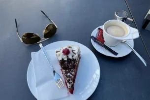 Schwarzwälder Kirschtorte mit Kaffee