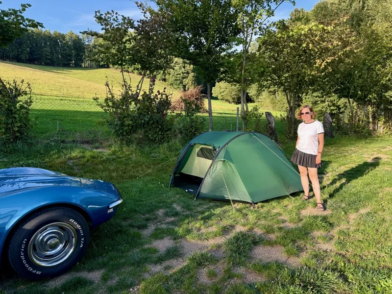 Corvette mit Zelt