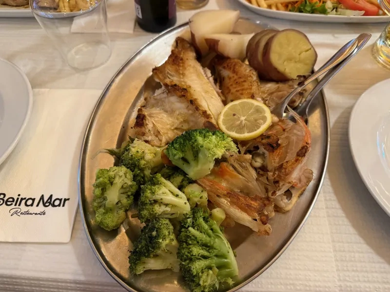 Fischplatte mit Kartoffeln und Brokkoli