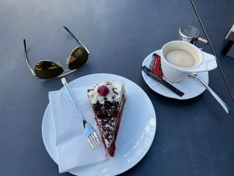 Schwarzw&auml;lder Kirschtorte mit Kaffee
